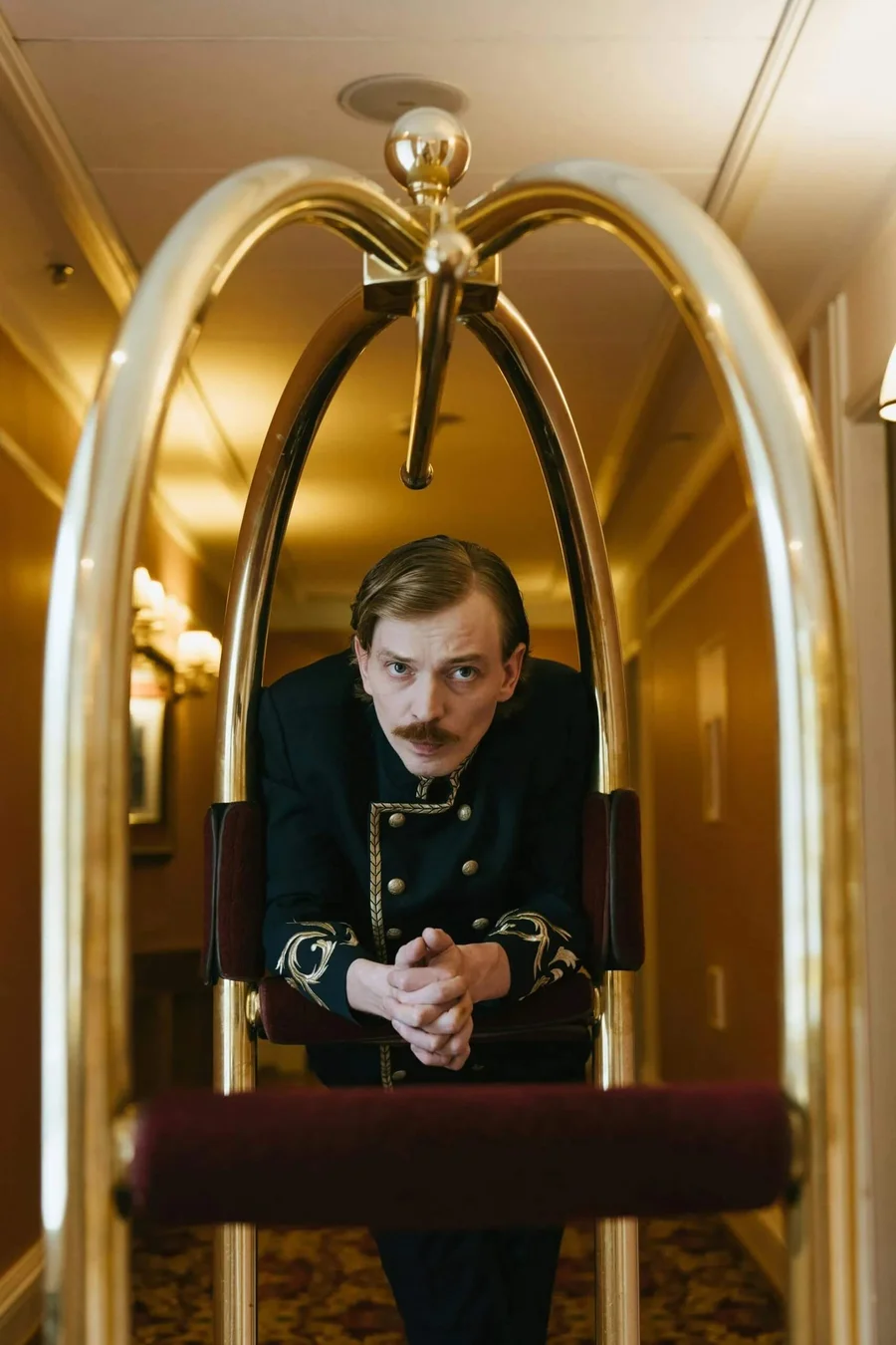 Bagagiste accueillant un client dans le hall d’un hôtel