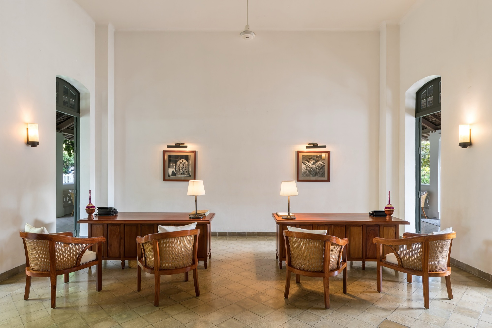 Espace d’accueil lumineux d’un hôtel