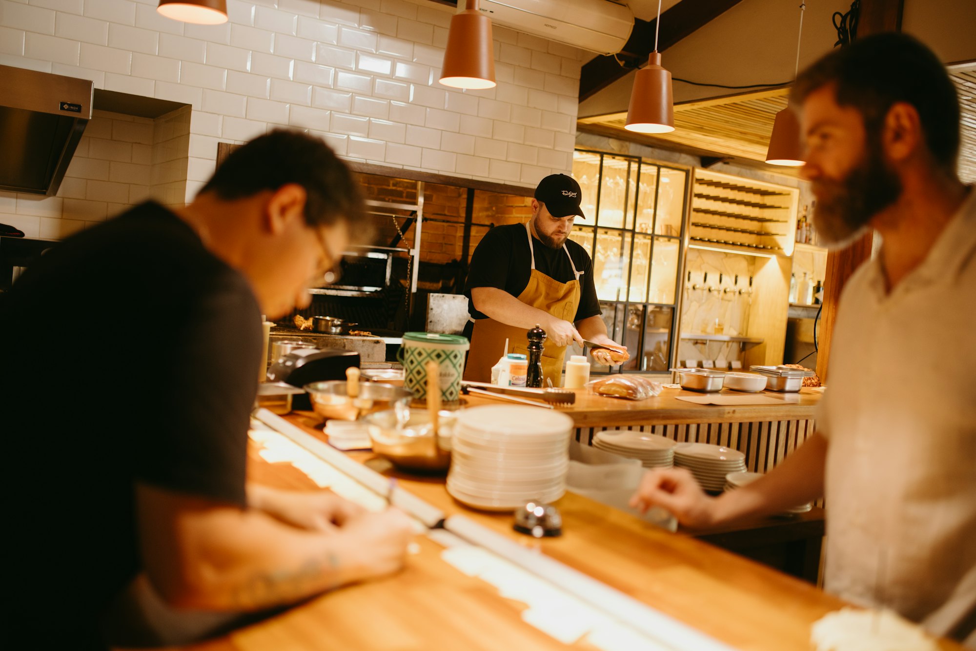 Chef briefant son équipe au passe pendant le service