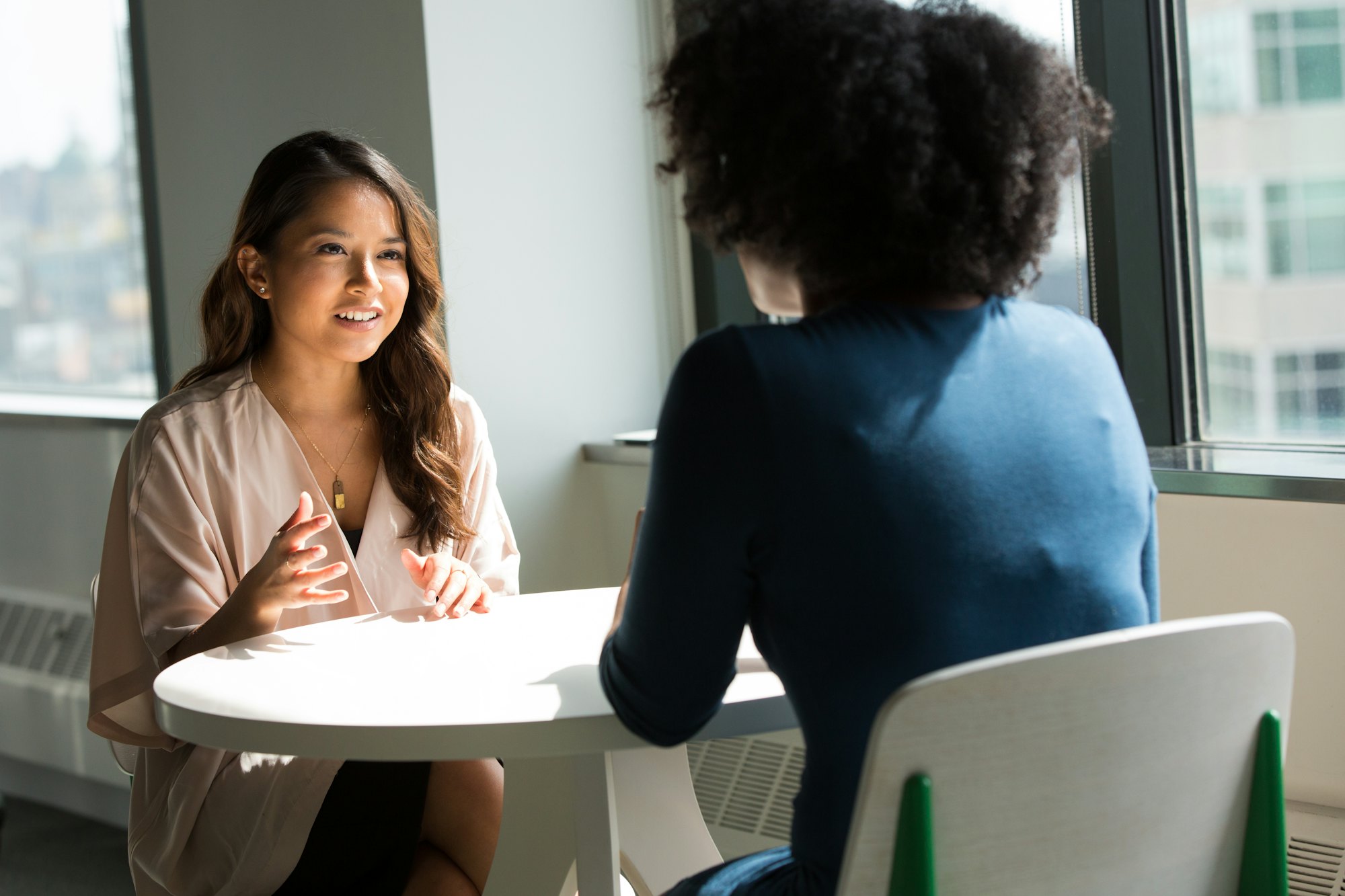 Entretien entre une recruteuse et une candidate dans un salon d’hôtel