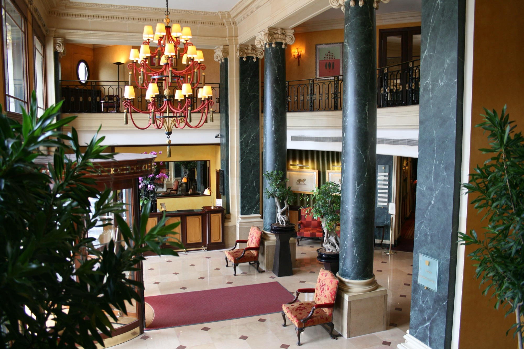 Lobby d’un hôtel parisien, colonnes et lustres