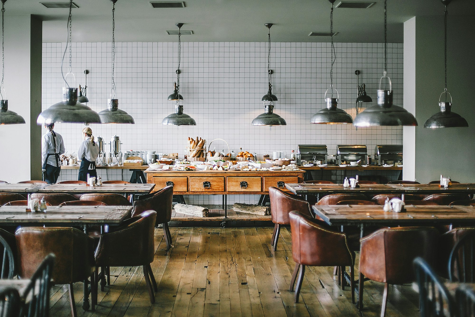 Salle de restaurant dressée avant l’ouverture d’un nouvel établissement