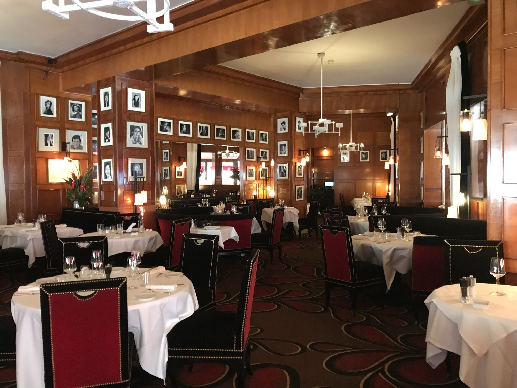 Salle d’un restaurant étoilé parisien dressée pour le service