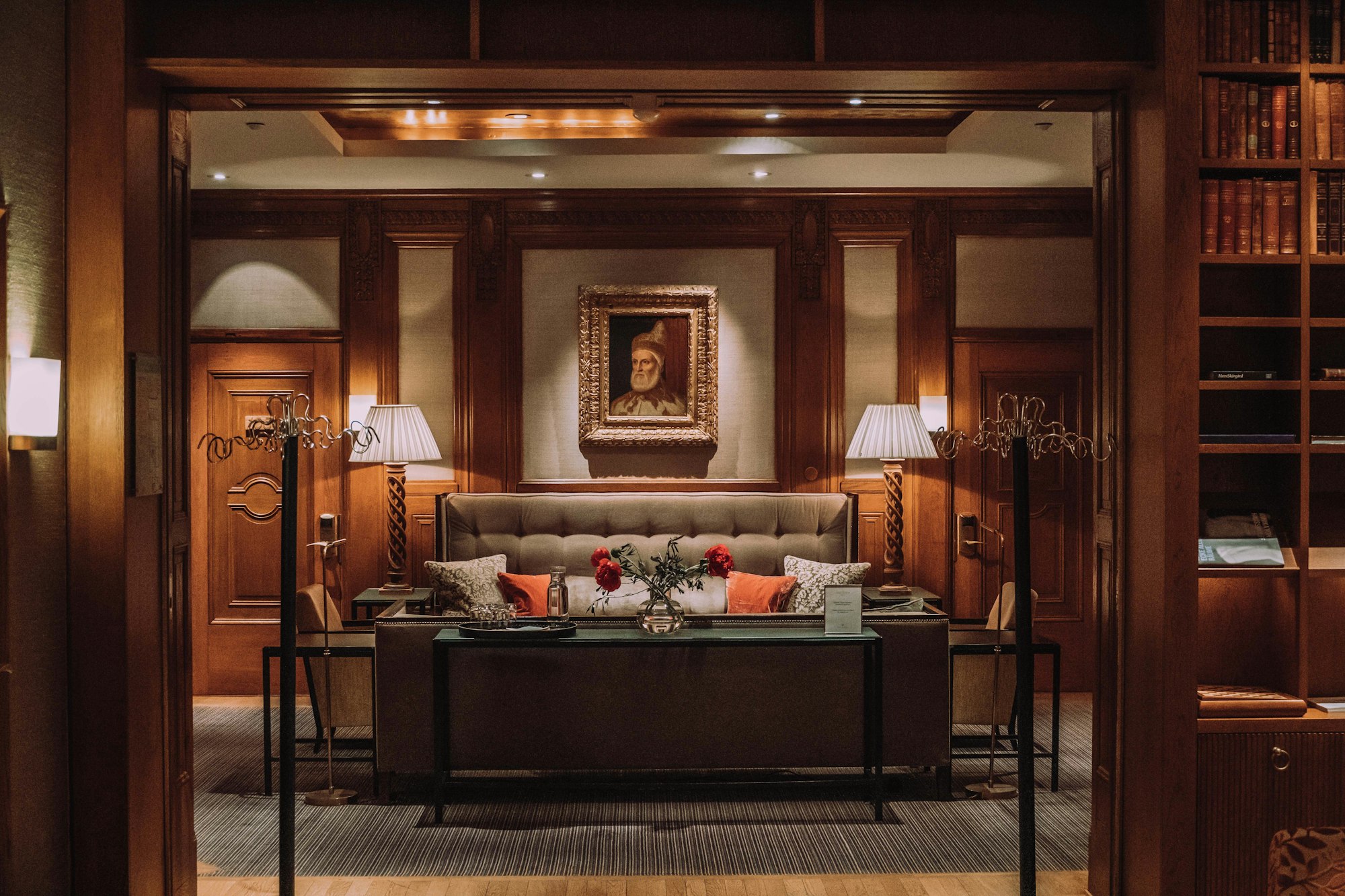 Salon d’hôtel boisé et discret, propice à un échange confidentiel