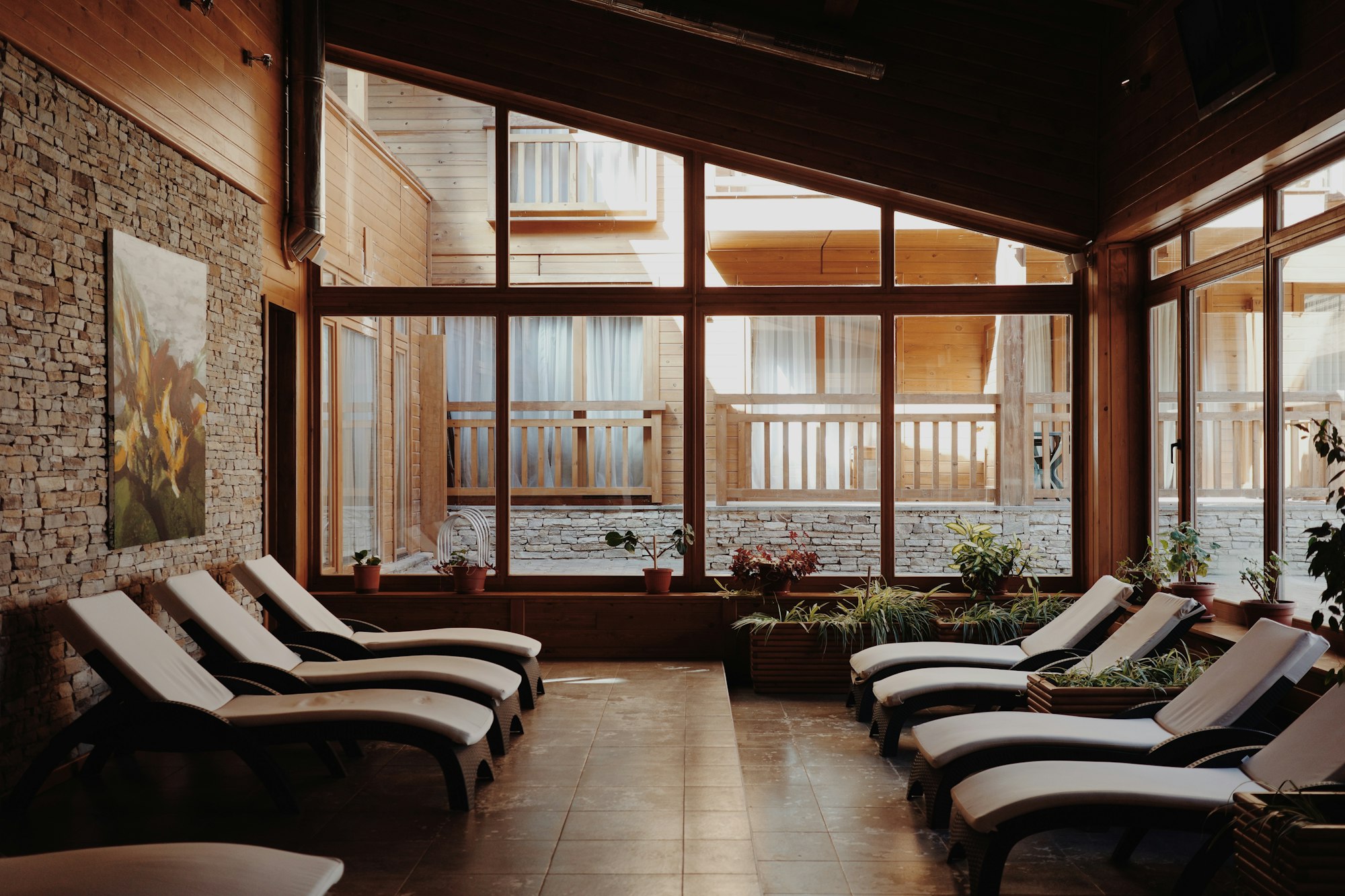 Espace de détente d’un spa hôtelier ouvert sur un jardin