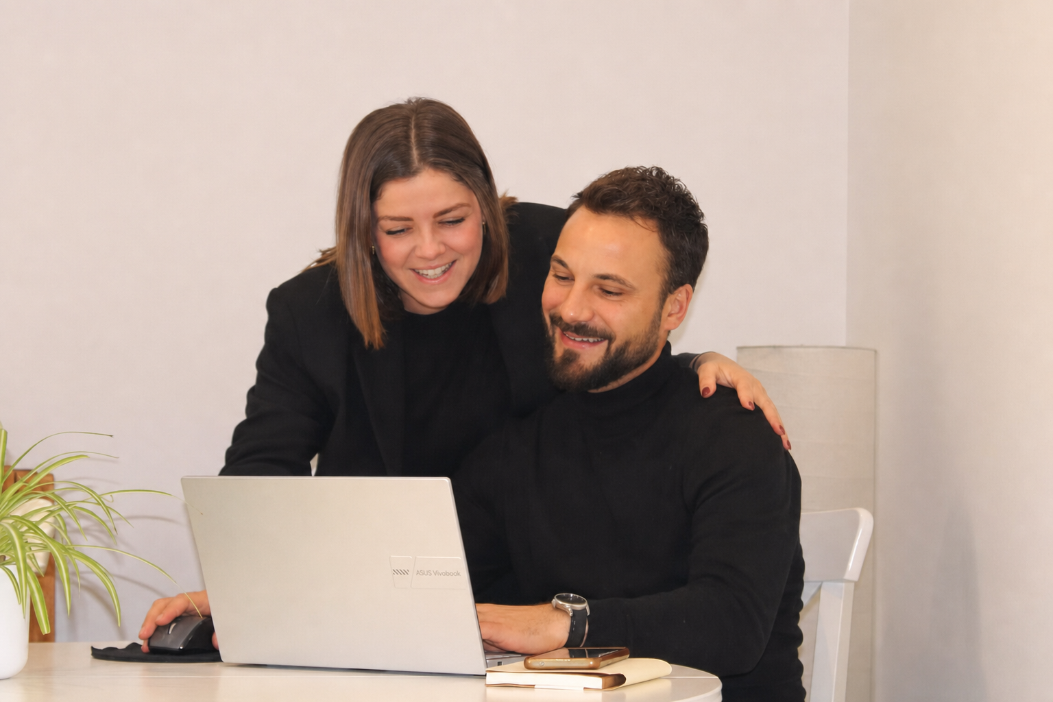 Tiphaine et Alexandre au travail avec leur équipe