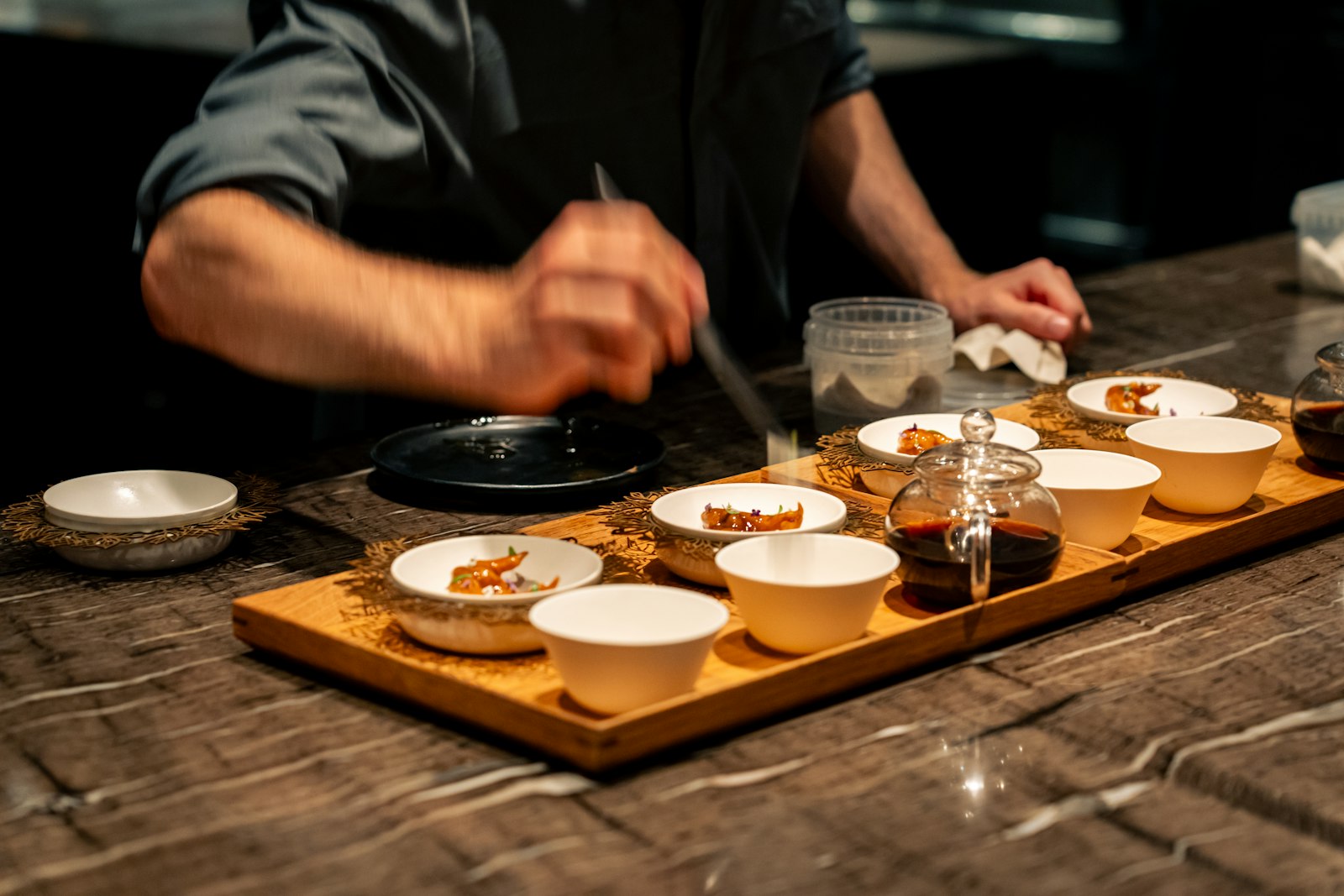 Chef dressant une assiette en cuisine
