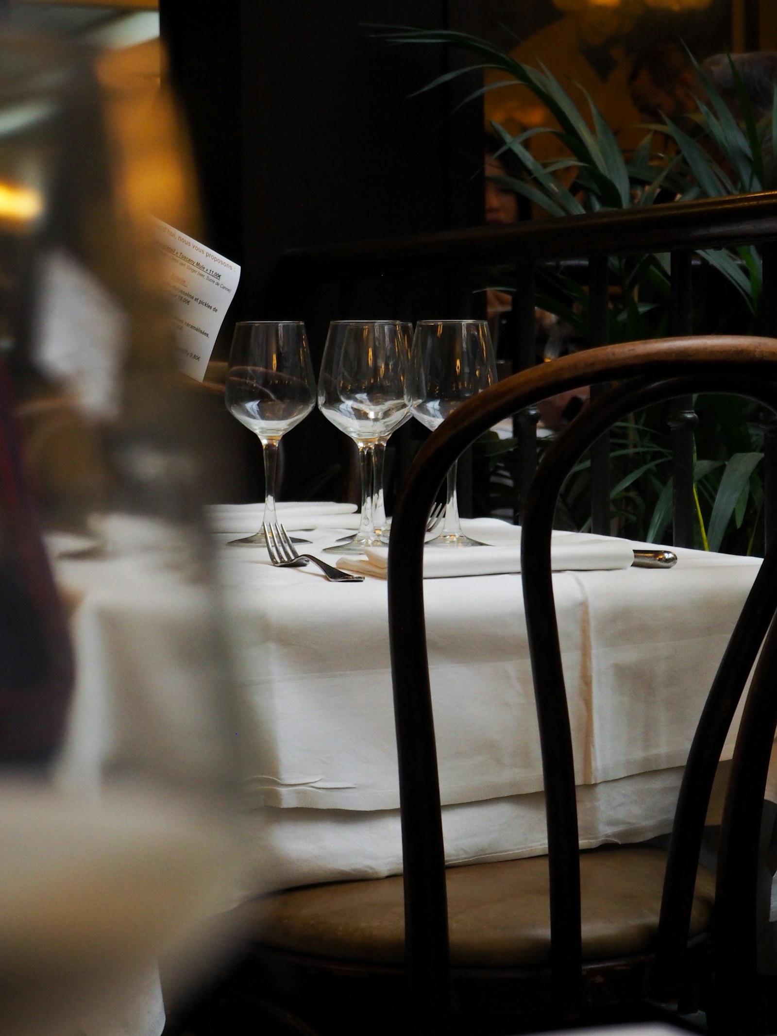 Tables dressées dans un restaurant