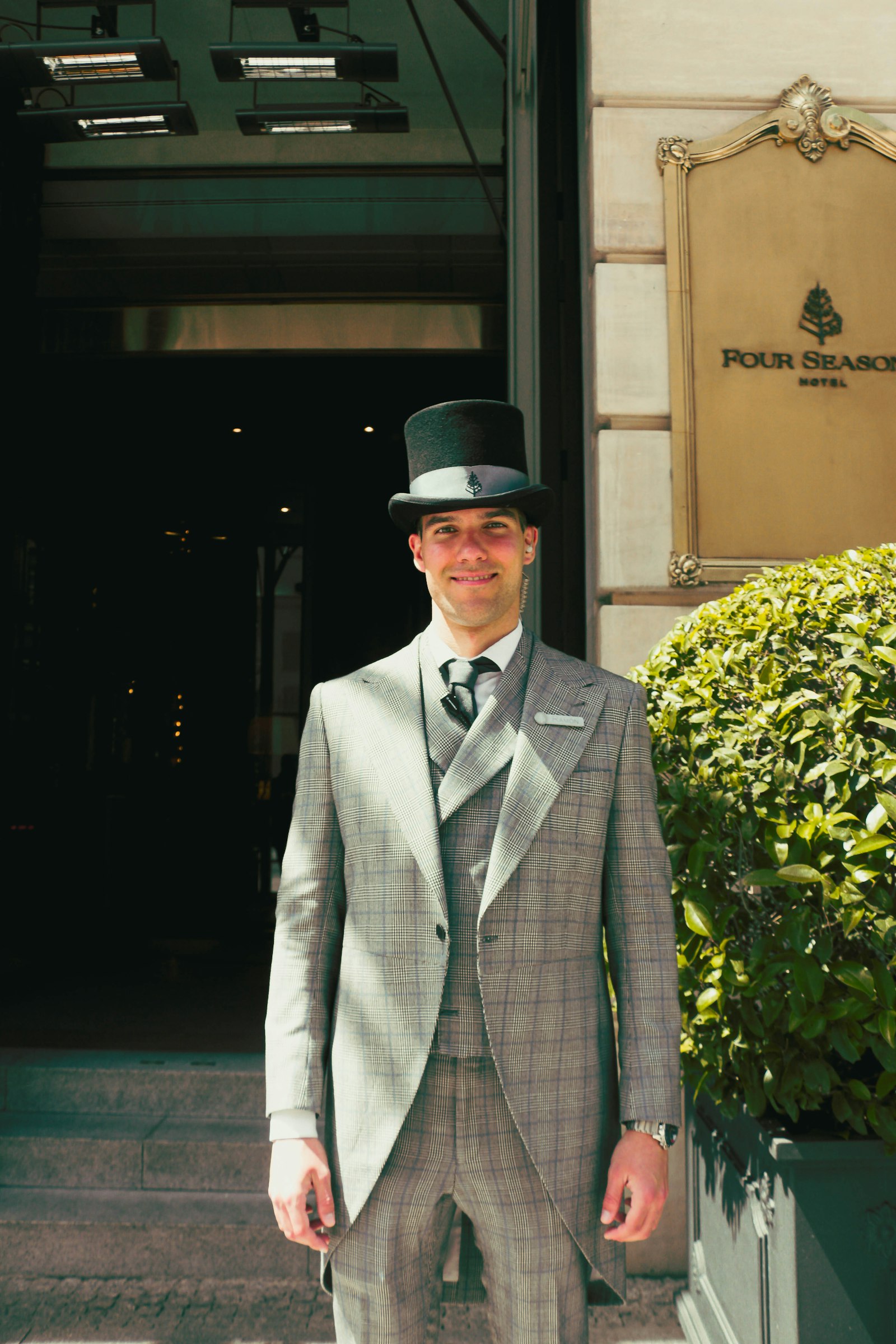Portier accueillant les clients à l’entrée d’un hôtel