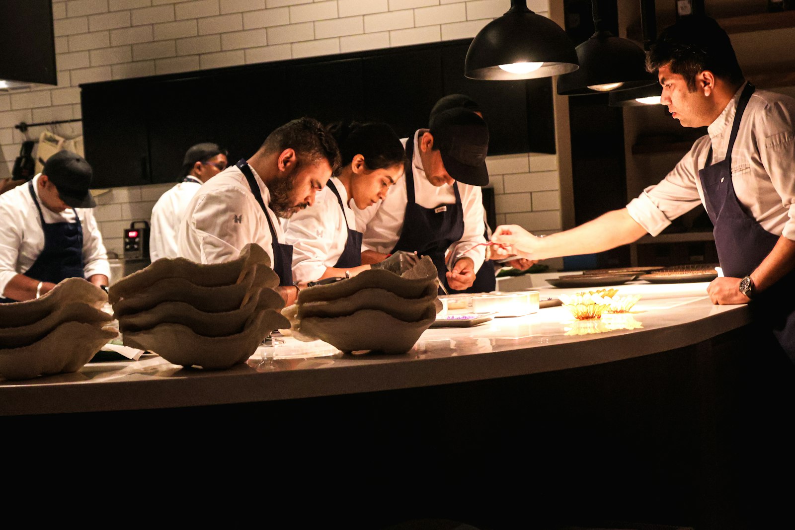 Brigade en cuisine gastronomique pendant le service