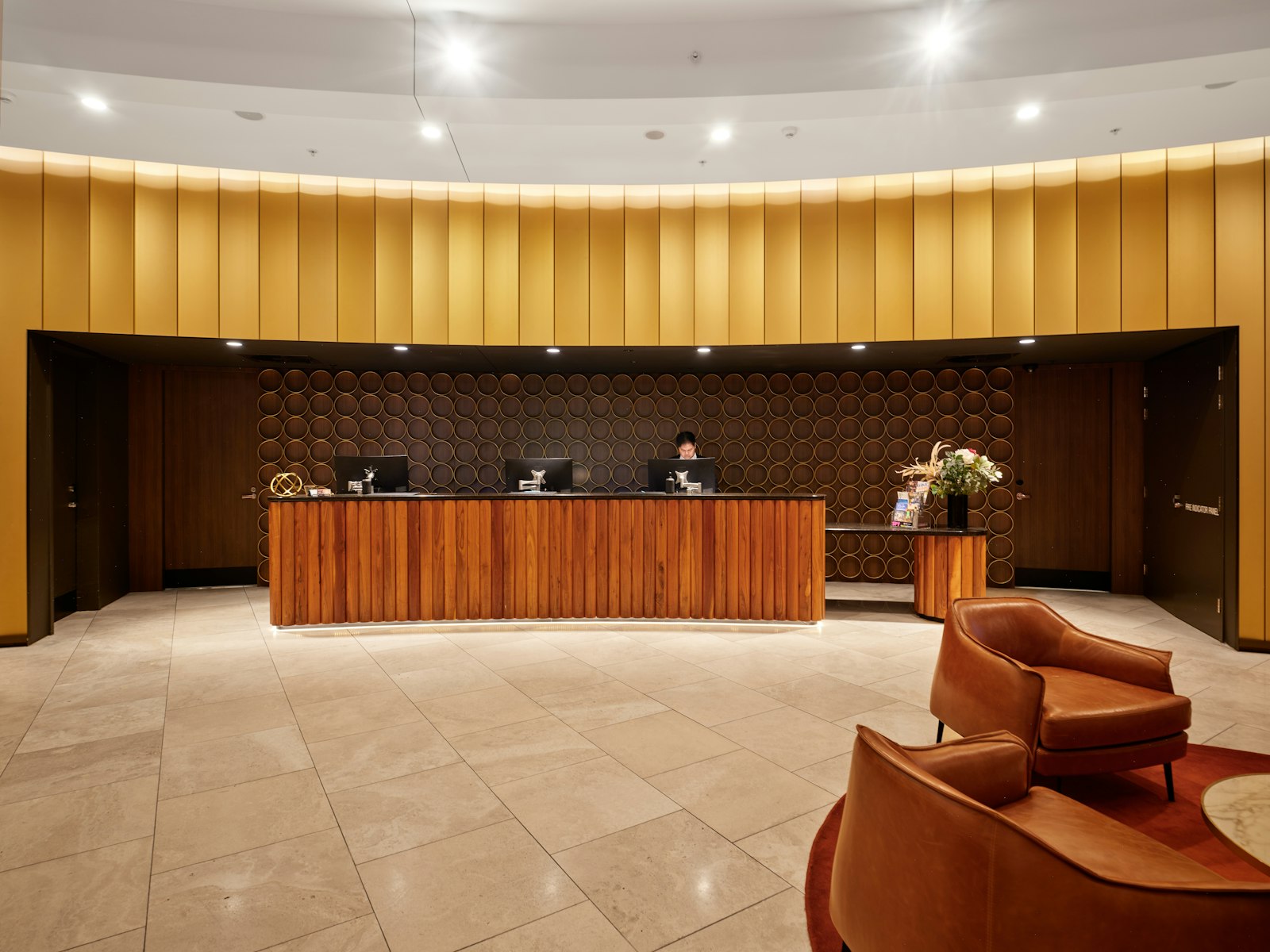 Équipe de réception dans le hall d’un hôtel